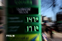Giá xăng dầu được niêm yết tại trạm xăng ở London, Anh. (Ảnh: THX/TTXVN)