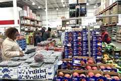 Người tiêu dùng chọn mua hoa quả tại một siêu thị ở bang Maryland. (Ảnh: Đoàn Hùng/TTXVN)