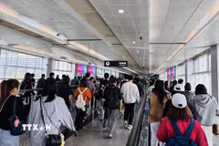 Người dân Hong Kong đi sang Trung Quốc qua cửa khẩu Lo Wu, Thâm Quyến. (Ảnh: TTXVN phát)