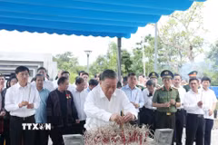 Tổng Bí thư Tô Lâm dâng hương tưởng niệm tại Đền thờ liệt sỹ ở Chiến trường Điện Biên Phủ. (Ảnh: Thống Nhất/TTXVN)