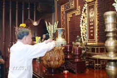 Tổng Bí thư Tô Lâm thắp hương tưởng niệm tại Nghĩa trang liệt sỹ Quốc gia A1. (Ảnh: Thống Nhất/TTXVN)