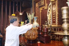 Tổng Bí thư Tô Lâm thắp hương tưởng niệm tại Nghĩa trang liệt sỹ Quốc gia A1. (Ảnh: Thống Nhất/TTXVN)