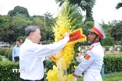 Tổng Bí thư Tô Lâm dâng hoa tưởng niệm tại Nghĩa trang Liệt sỹ Quốc gia A1. (Ảnh: Thống Nhất/TTXVN)