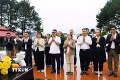 Đoàn đại biểu Tổng Lãnh sự quán Việt Nam tại Pakse, tỉnh Champasak, do bà Tạ Phương Dung, Tổng Lãnh sự, dẫn đầu, đã đến dâng hương tại Tượng đài Liên minh chiến đấu Lào-Việt Nam ở huyện Paksong. (Ảnh: TTXVN phát)
