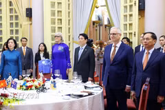 Chủ tịch nước Lương Cường và Phu nhân cùng Toàn quyền Australia Sam Mostyn và Phu quân thực hiện nghi lễ chào cờ hai nước. (Ảnh: Phạm Kiên/TTXVN)