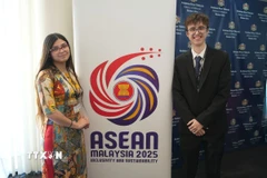 Sinh viên ngành Quan hệ Quốc tế Pedro Toscano và Florencia Camila Gómez, thuộc Đại học Salvador (USAL-UB) Argentina tại cuộc thi. (Ảnh: Đại sứ quán Việt Nam tại Argentina cung cấp)