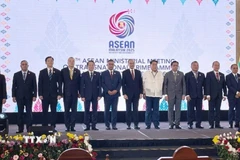 Đại tướng Lương Tam Quang, Ủy viên Bộ Chính trị, Bộ trưởng Bộ Công an chụp ảnh kỷ niệm cùng Thủ tướng Malaysia Datuk Seri Anwar Ibrahim (giữa) và các đại biểu tham dự Hội nghị. (Ảnh: Thành Trung/TTXVN)