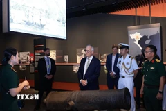 Ngài Simeon Beckett, Phu quân của Toàn quyền Australia Sam Mostyn tham quan các khu trưng bày tại Bảo tàng Lịch sử Quân sự Việt Nam. (Ảnh: Tuấn Anh/TTXVN)