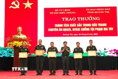 Bộ Tư lệnh Bộ đội Biên phòng tặng Bằng khen cho 5 tập thể và 10 cá nhân có thành tích xuất sắc trong tham gia đấu tranh Chuyên án QB525 và Chuyên án HT825. (Ảnh: Võ Dung/TTXVN)