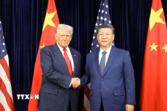 Chủ tịch Trung Quốc Tập Cận Bình (phải) và Tổng thống Mỹ Donald Trump trong cuộc gặp tại Busan, Hàn Quốc ngày 30/10/2025. (Ảnh: THX/TTXVN)