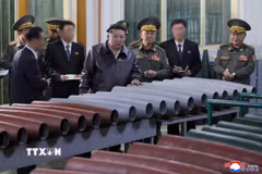 Nhà lãnh đạo Triều Tiên Kim Jong Un thị sát một số cơ sở công nghiệp quốc phòng sản xuất vũ khí. (Ảnh: KCNA/TTXVN)