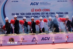 Các đại biểu thực hiện nghi lễ khởi công dự án "Sửa chữa đường cất hạ cánh, đường lăn - Cảng hàng không quốc tế Liên Khương" tại xã Đức Trọng (Lâm Đồng). (Ảnh: Nguyễn Dũng/TTXVN)