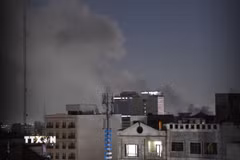 Khói bốc lên sau vụ tấn công tại Tehran, Iran. (Ảnh: THX/TTXVN)