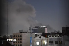 Khói bốc lên sau vụ tấn công tại Tehran, Iran, ngày 1/3/2026. (Ảnh: THX/TTXVN)