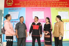 Các ứng cử viên đại biểu Quốc hội trao đổi tâm tư, nguyện vọng với nhân dân. (Ảnh: Nguyên Dung/TTXVN)