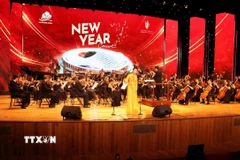 Chương trình nghệ thuật chào năm mới “New Year Concert” diễn ra trong không gian hiện đại của Nhà hát Hoa Phượng. (Ảnh: Hoàng Ngọc/TTXVN)