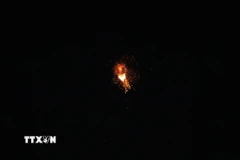 Hệ thống phòng không của Israel đánh chặn tên lửa trên bầu trời Tel Aviv, ngày 1/3/2026. (Ảnh: THX/TTXVN)