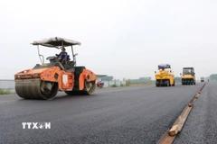 Máy móc, nhân lực lu nền đường Vành đai 3 - Thành phố Hồ Chí Minh đoạn qua tỉnh Đồng Nai. (Ảnh: Công Phong/TTXVN)