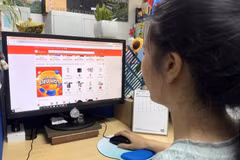 Người dân mua sắm trực tuyến. (Ảnh minh họa: Hương Giang/TTXVN)