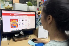 Người dân mua sắm trực tuyến. (Ảnh minh họa: Hương Giang/TTXVN)