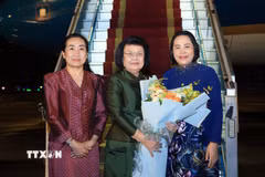 Phó Chủ tịch Quốc hội Nguyễn Thị Thanh đón Chủ tịch Quốc hội Campuchia Samdech Khuon Sudary tại sân bay quốc tế Nội Bài. (Ảnh: Tuấn Anh/TTXVN)