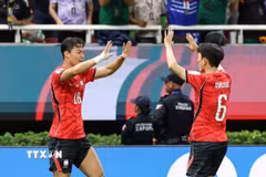 Hwang In-beom và Oh Hyeon-gyu cùng nhau ghi bàn giúp Hàn Quốc chiến thắng. (Ảnh: Yonhap/TTXVN)
