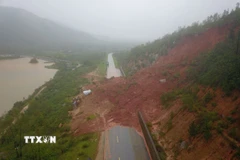 Tại vị trí Km84+700 trên ĐT571, đất, đá đã sạt lở chắn toàn bộ mặt đường. (Ảnh: Hữu Quyết/TTXVN)