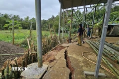 Hộ gia đình của bà Nguyễn Thị Thương, trú tại khối 2, xã Khe Sanh bị sạt lở nghiêm trọng. (Ảnh: TTXVN phát)