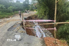 Nhiều điểm trên Tỉnh lộ 587 thuộc xã Khe Sanh bị sạt lở nghiêm trọng. (Ảnh: TTXVN phát)