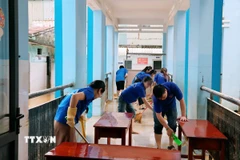 Đà Nẵng tập trung dọn dẹp trường học sau đợt lũ cuối tháng 10. (Ảnh: Anh Dũng/TTXVN)