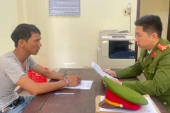 Lấy lời khai của đối tượng gây tai nạn. (Ảnh công an cung cấp)