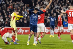 Arsenal lỡ cơ hội gia tăng khoảng cách với Man City.
