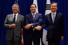 Ngoại trưởng Hàn Quốc Cho Hyun cùng người đồng cấp Mỹ Marco Rubio và Nhật Bản Takeshi Iwaya. (Nguồn: Yonhap)