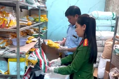 Lực lượng chức năng kiểm tra đột xuất cơ sở hộ bà Nguyễn Thị Nga. (Nguồn: Công an Thanh Hóa)