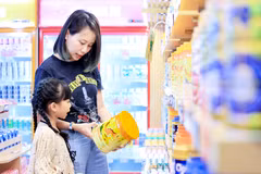 Đổi mới sản phẩm, “thay áo” các cửa hàng theo nhận diện thương hiệu mới giúp Vinamilk tiếp cận tốt hơn đến người tiêu dùng, tác động tích cực đến kết quả kinh doanh. (Ảnh: Nguyên Phương)