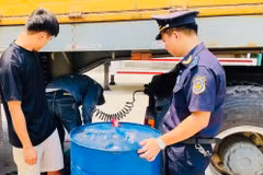 Lực lượng Hải quan kiểm tra phương tiện.