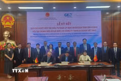 Ký kết biên bản ghi nhớ dự án Trung tâm đào tạo và phát triển nguồn nhân lực năng lượng tái tạo. (Ảnh: Sỹ Thắng/TTXVN)
