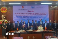 Ký kết biên bản ghi nhớ dự án Trung tâm đào tạo và phát triển nguồn nhân lực năng lượng tái tạo. (Ảnh: Sỹ Thắng/TTXVN)