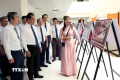 Các đại biểu tham quan triển lãm "Thái Nguyên trong dòng chảy báo chí cách mạng Việt Nam." (Ảnh: Trần Trang/TTXVN)
