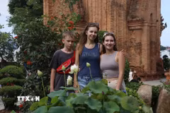 Du khách Nga chụp ảnh lưu niệm tại Tháp bà Ponagar (Nha Trang, Khánh Hòa). (Ảnh: Phan Sáu/TTXVN)