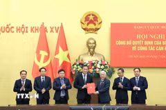 Phó Chủ tịch Thường trực Đỗ Văn Chiến trao Quyết định bổ nhiệm các chức danh Uỷ ban Kiểm tra Đảng uỷ Quốc hội. (Ảnh: Tuấn Anh/TTXVN)