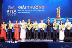 Các đơn vị được nhận giải thưởng Điểm đến-Điểm tham quan-Công viên du lịch hàng đầu được vinh danh tại sự kiện. (Ảnh: Đức Phương/TTXVN)