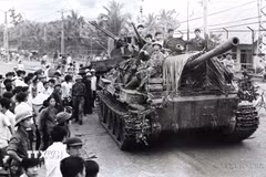 Xe tăng quân Giải phóng tiến vào giải phóng Nha Trang (Khánh Hòa), ngày 2/4/1975. (Ảnh: Tư liệu TTXVN)