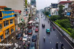 Phương tiện lưu thông trên tuyến đường Nghi Tàm thuộc Vành đai 1, thành phố Hà Nội. (Ảnh: Hoài Nam/Vietnam+)