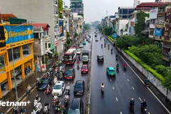 Phương tiện lưu thông trên tuyến đường Nghi Tàm thuộc Vành đai 1, thành phố Hà Nội. (Ảnh: Hoài Nam/Vietnam+)