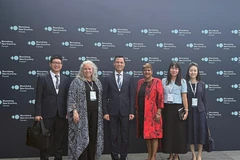 Thứ trưởng Đặng Hoàng Giang và đoàn chụp ảnh với Lãnh đạo Bloomberg Media. (Nguồn: Bộ Ngoại giao)