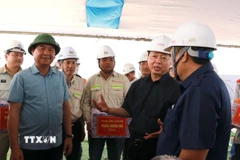 Phó Thủ tướng Chính phủ Trần Hồng Hà kiểm tra tiến độ thực hiện tại Khu bến cảng Mỹ Thủy. (Ảnh: Thanh Thủy/TTXVN)