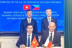 Ông Trần Trọng Đạo - Hiệu trưởng Trường Đại học Tôn Đức Thắng và ông Milan Adámek, Hiệu trưởng Tomas Bata University ký kết hợp tác. (Ảnh: TTXVN phát)