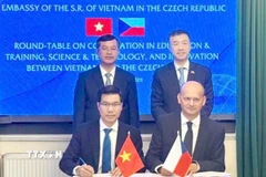 Ông Trần Trọng Đạo - Hiệu trưởng Trường Đại học Tôn Đức Thắng và ông Milan Adámek, Hiệu trưởng Tomas Bata University ký kết hợp tác. (Ảnh: TTXVN phát)