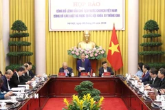 Phó Chủ nhiệm Văn phòng Chủ tịch nước Cấn Đình Tài chủ trì Họp báo. (Ảnh: An Đăng/TTXVN)